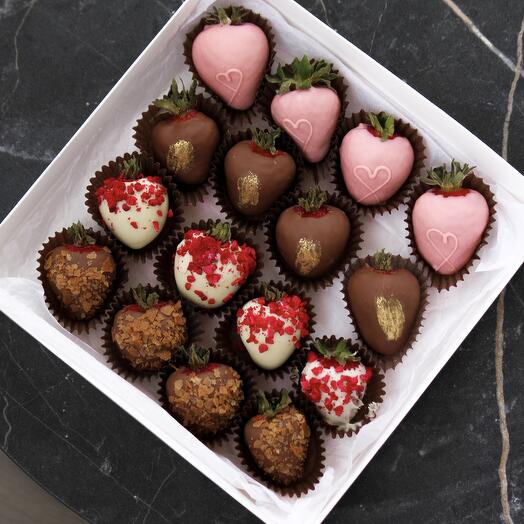 Клубника в шоколаде москва с доставкой. Клубника в шоколаде. Клубника в шоколаде в коробке. Сублимированная клубника в шоколаде. Chocoroom.