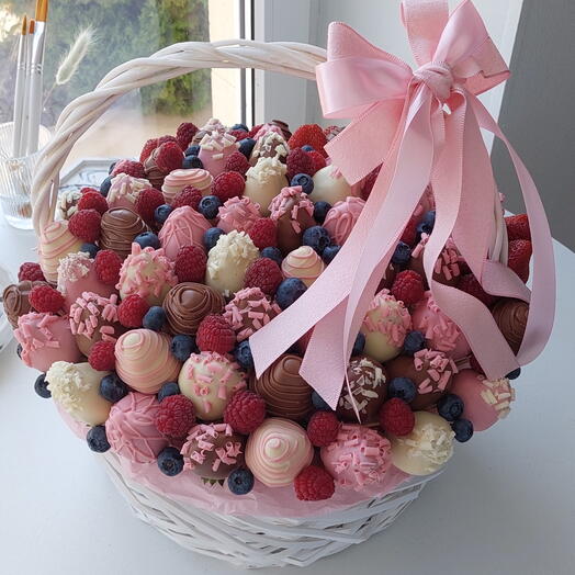 Корзина из клубники в шоколаде с ягодами в размере  L