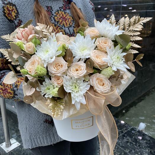 Коробка с кустовой хризантемой и розой