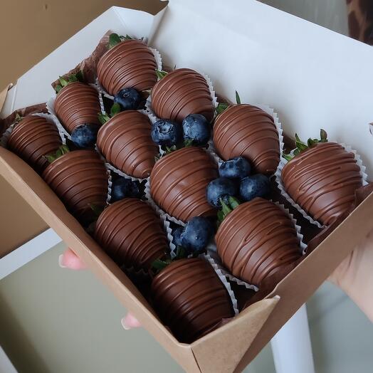 Fresas cubiertas de chocolate. Caja de bayas