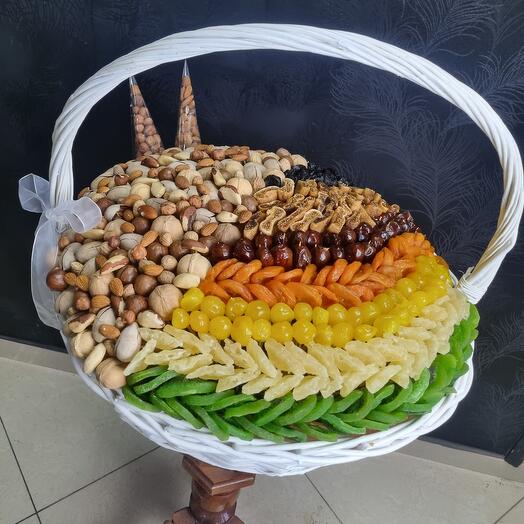 Огромная корзина с орехами и сухофруктами