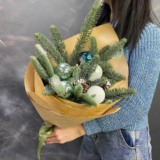 «Новогодний» букет с нобилисом и елочными игрушками
