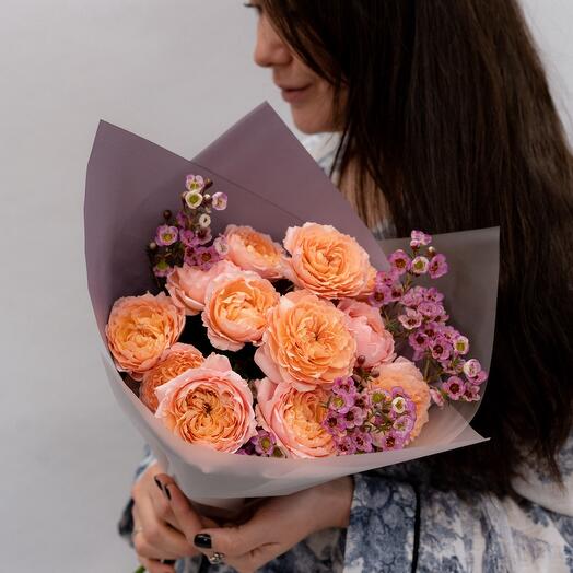 Ramo de peonía de rosas y chamelacium