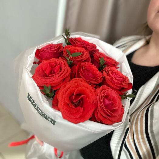 Красные розы с эвкалиптом