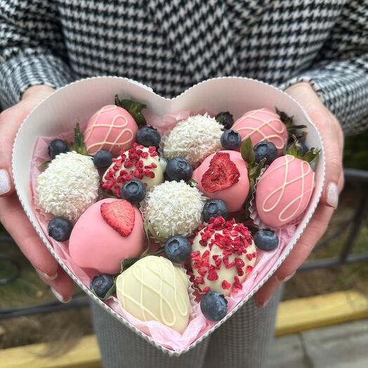 Сердце с клубникой в шоколаде «Тебе любимая»