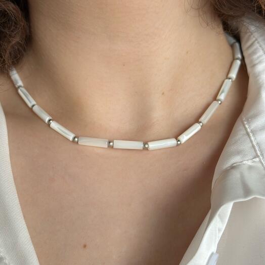 Колье из натуральных камней белой ракушки,подарок девушке ,на день рождение,сестре,подруге,подарок на день матери