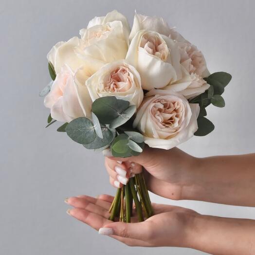 The bride's bouquet of fragrant roses with eucalyptus