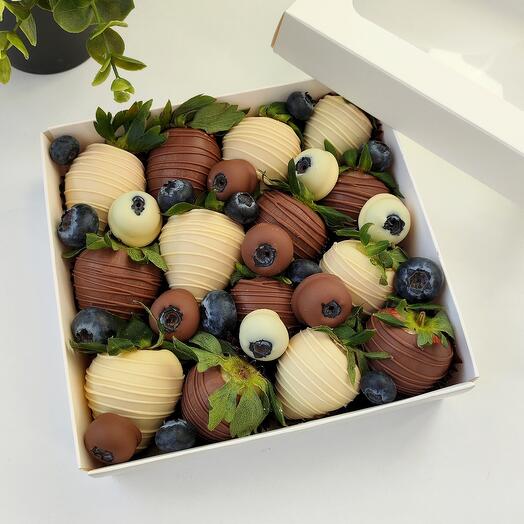 Fresas en chocolate blanco y con leche con arándanos