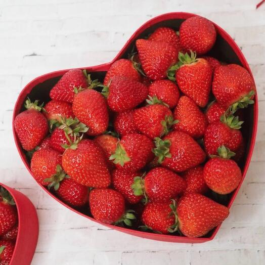 Свежая клубника в коробке сердце