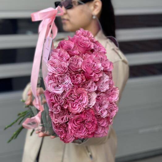 25 розовых роз в переноске