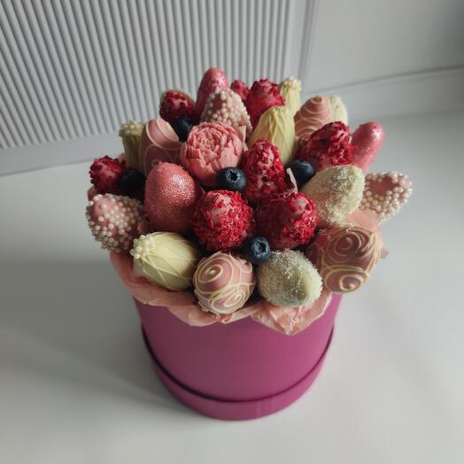 Клубника в шоколаде в шляпной коробке
