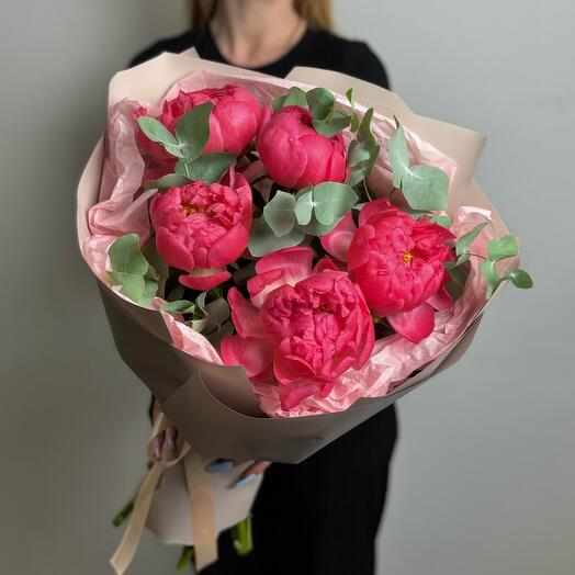 St bouquet 56 из 5 коралловых пионов с эвкалиптом