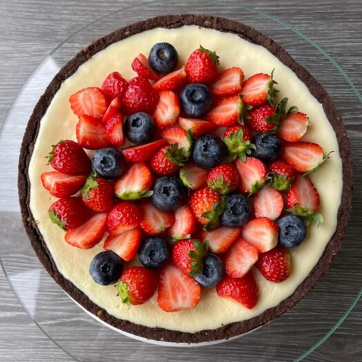 Чизкейк «три шоколада» с ягодами