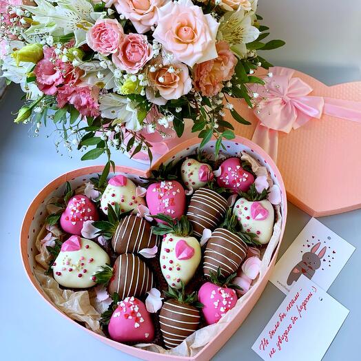 Коробка-сердце с клубникой в бельгийском шоколаде и букет в шляпной коробке