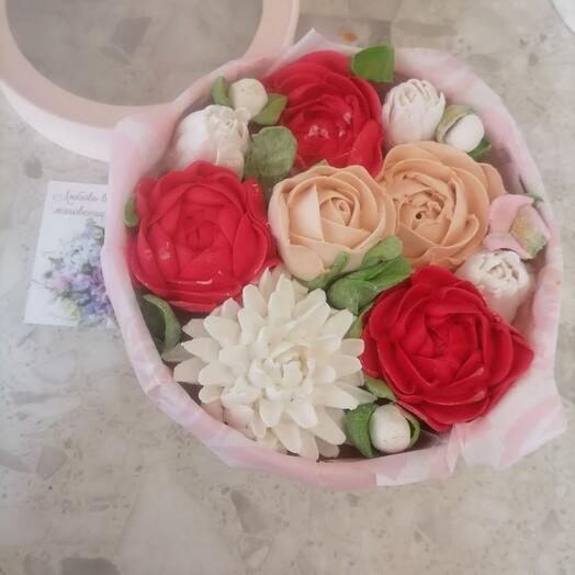Зефирные цветы в круглой коробке