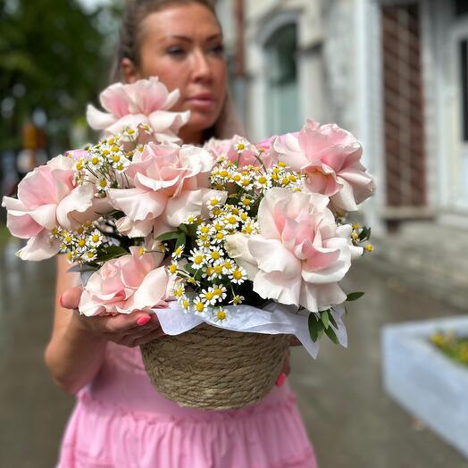 Корзина с французскими розами и матрикарией