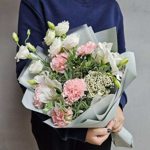 Bouquet with dianthus and eustoma