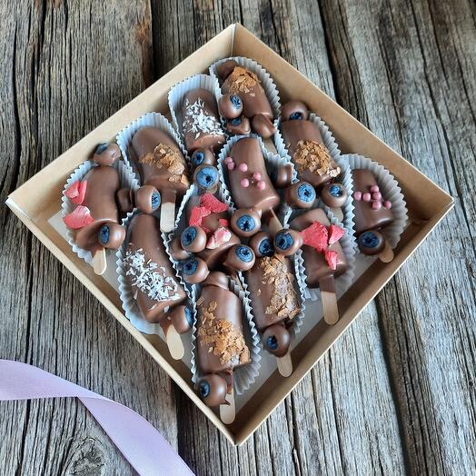 Plátanos en chocolate con leche con arándanos
