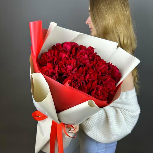 Букет из 15 красных роз в упаковке