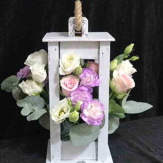 Arreglo floral en linterna