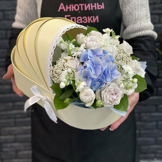 Ароматный букет в люльке: Гортензия, маттиола, роза - на рождение малыша