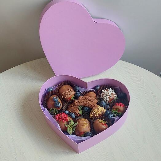 Chocolate-covered strawberries "Happy birthday"