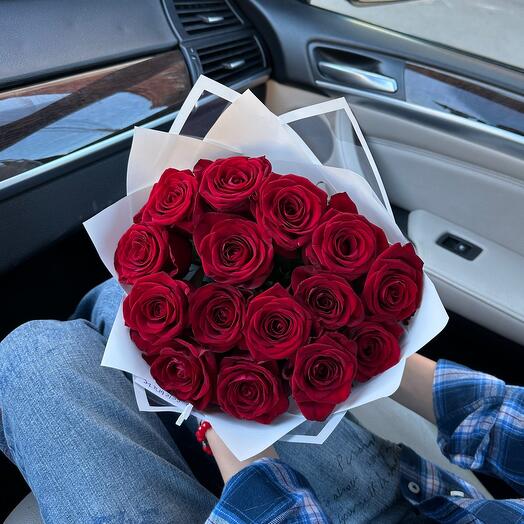 15 роз Red Naomi