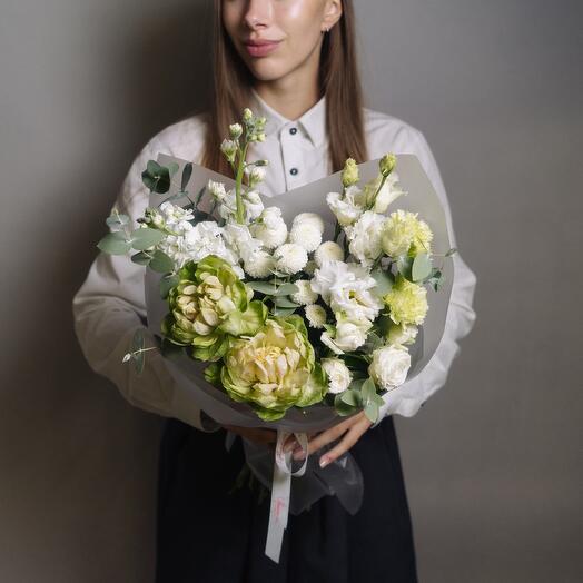 Букет с розой Вегги, хризантемой Ньютон и белым лизиантусом