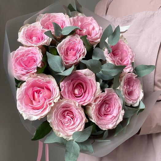 11 rosas con eucalipto