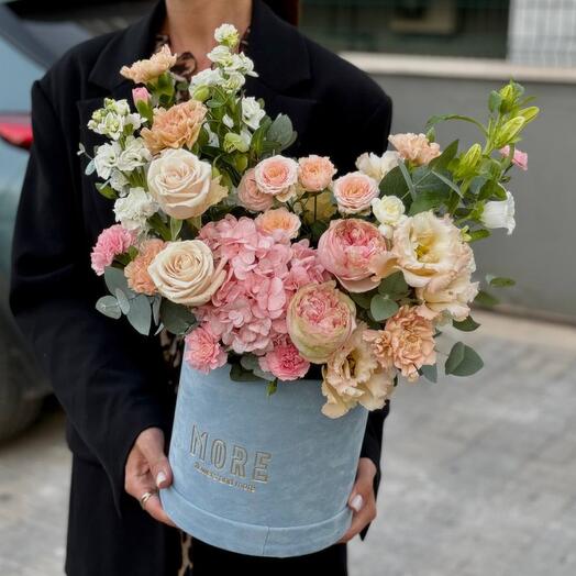 Box with roses and gortenzia