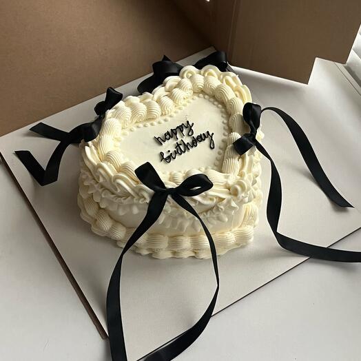 Торт на день рождения с рюшами и бантиками 🎂