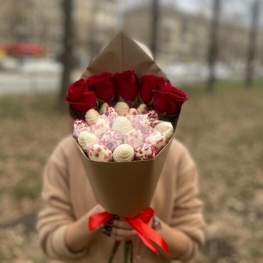 Bouquet of strawberries "white autumn" with 5 roses