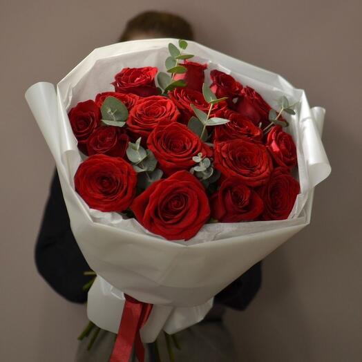17 красных роз с эвкалиптом и упаковкой