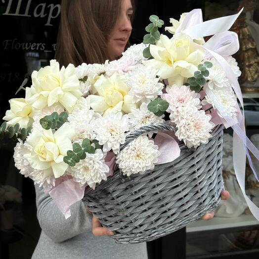 Arrangement with roses and chrysanthemum in a basket