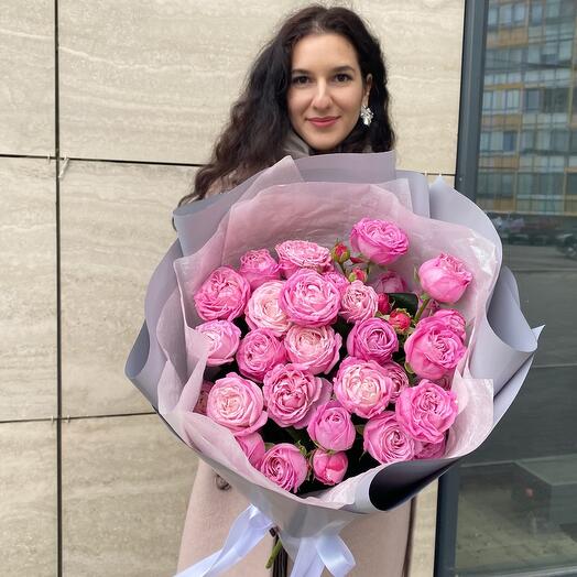 Bouquet of 9 pieces of peony-shaped pink bush roses in original packaging