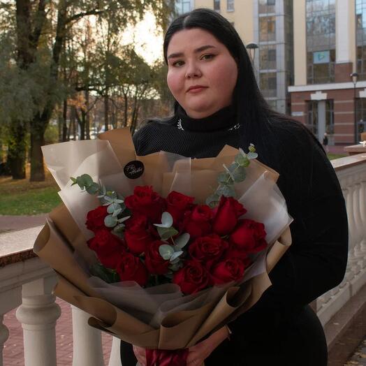 Букет из 15 красных роз с эвкалиптом