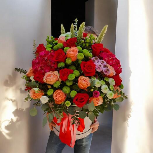 "Risas de Jardin "- Rosas con flores de la temporada en caja sombrerera