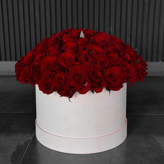 Композиция красных роз : "Red charm"