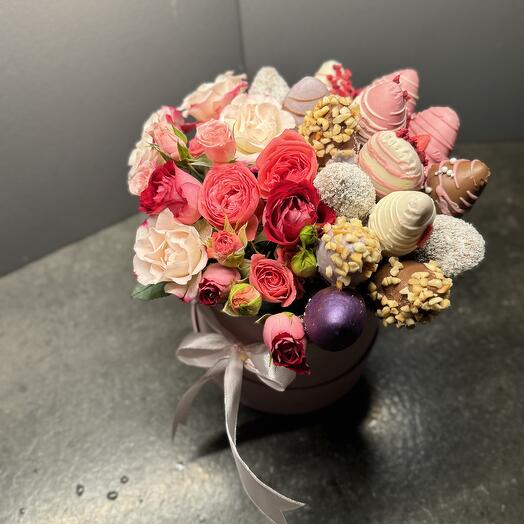 Цветы в шляпной коробке и 🌹+🍓+🍫=♥️