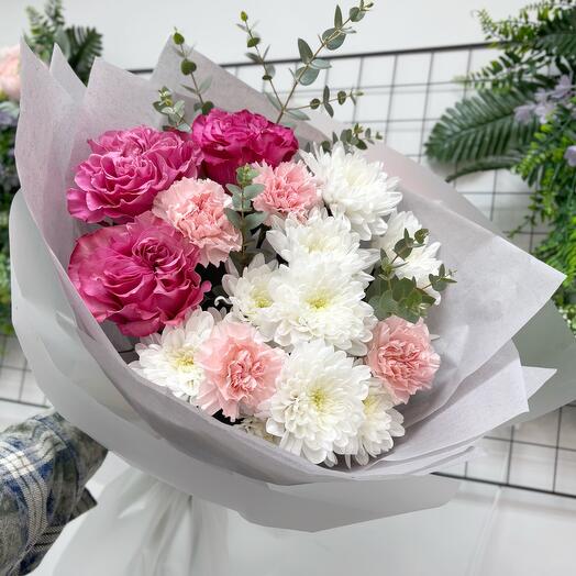 🌸 Сборный букет с пионовидными розами, диантусами, хризантемой и эвкалиптом