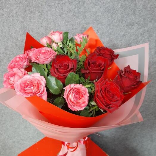 Ramo de rosas de arbusto y Burdeos
