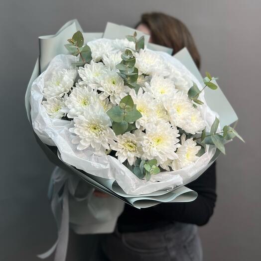Моно букет из кустовых хризантем с эвкалиптом