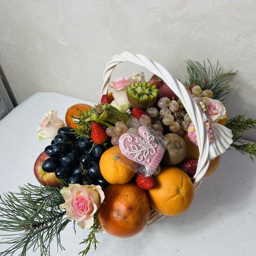 Фруктовая корзина с розами