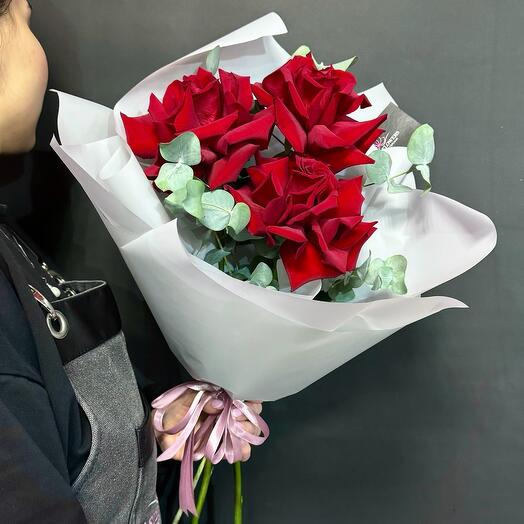 Букет из 3 красных французских роз с эвкалиптом🌹