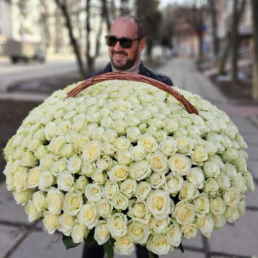 Мегакорзина с 301 розой