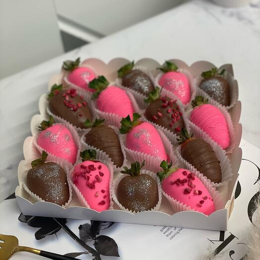 Клубника в шоколаде MilkPink 16 шт девушке