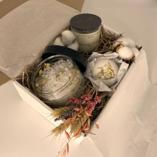 Подарочный набор с ароматом и сухоцветами жасмина, соль для ванны, ароматическая свеча, бомбочка для ванны