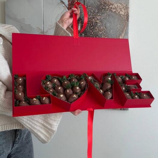Премиум коробка  Love с клубникой в шоколаде для любимой