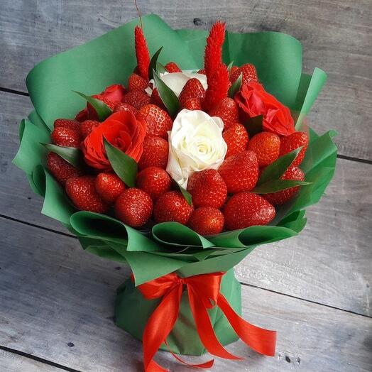 Букет из ягод клубники с 5 розами
