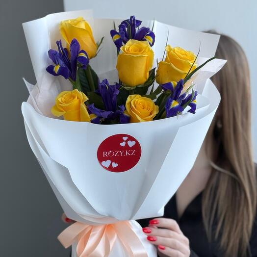 Букет из ирисов и желтых роз